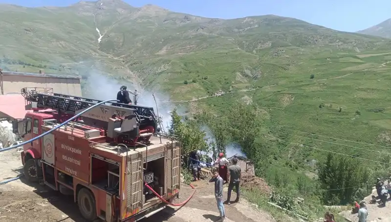 Van'da Trajedi: Yangında Bir Çocuk Hayatını Kaybetti