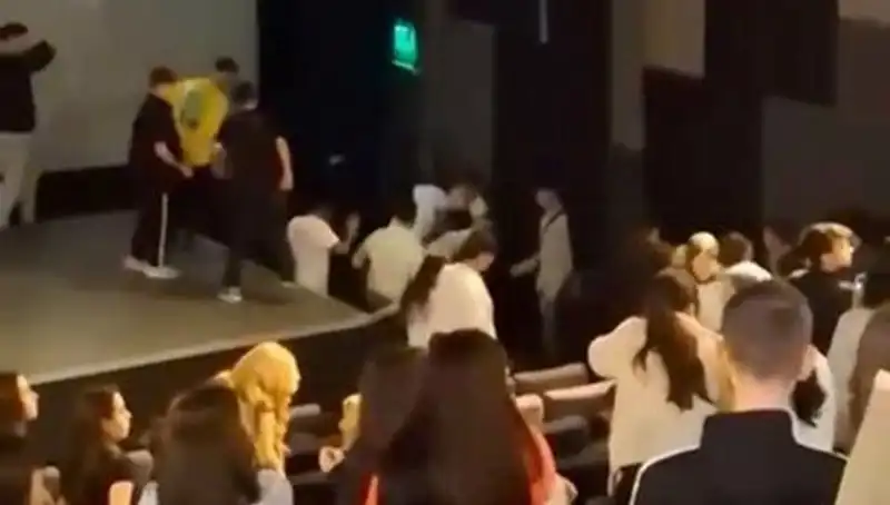 Rapçi Çakal'ın Hayranları Arasında Şok Eden Kavga Yaşandı!