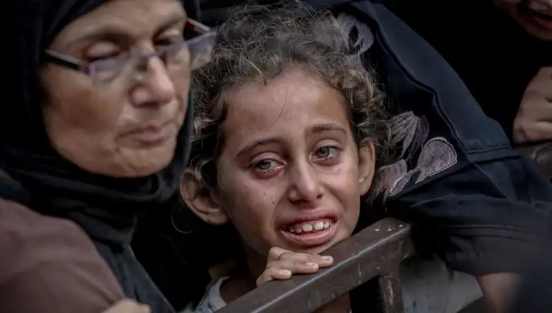 Gazze'de Gıda Krizi: Askerin Yemeği Toprağa Gömmesi Tepki Çekti