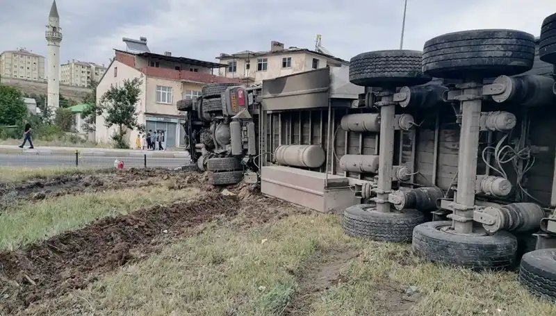 Erzurum'da Freni Boşalan TIR, Korkunç Kazaya Yol Açtı