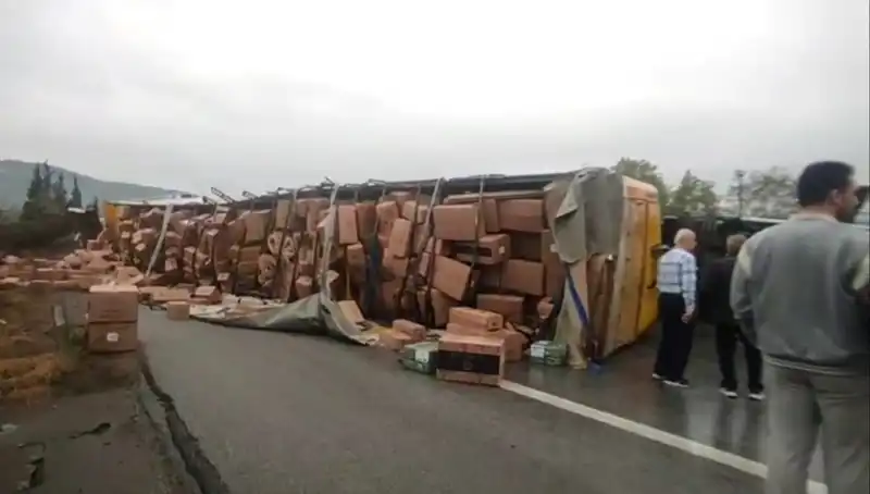 TEM Otoyolu'nda TIR Devrildi, Ankara İstikameti Trafiğe Kapandı