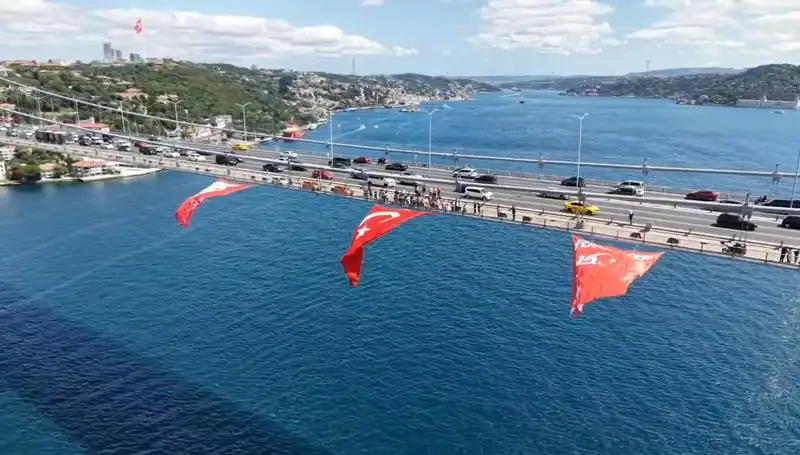 Türkiye’nin İkonik Köprüsüne Dev Türk Bayrağı Asıldı